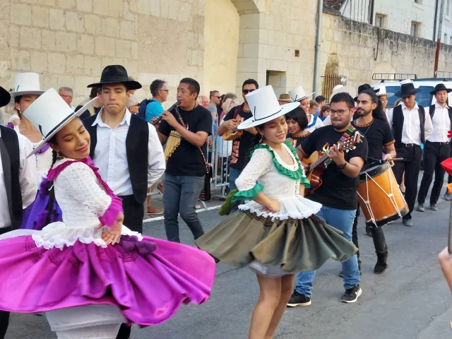 Danseurs et musiciens d'un festival lors d'un défilé dans la rue