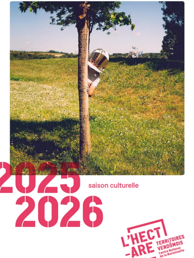 Affiche avec photo une personne avec un casque cachée derrière un arbre