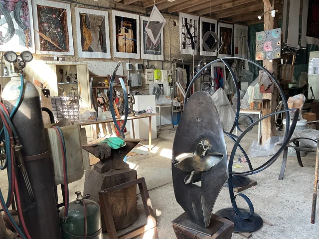 Sculptures en fer dans un atelier