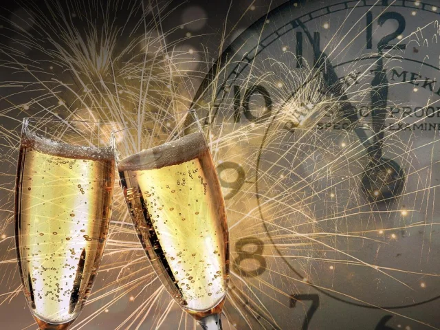 2 verres avec horloge et paillettes