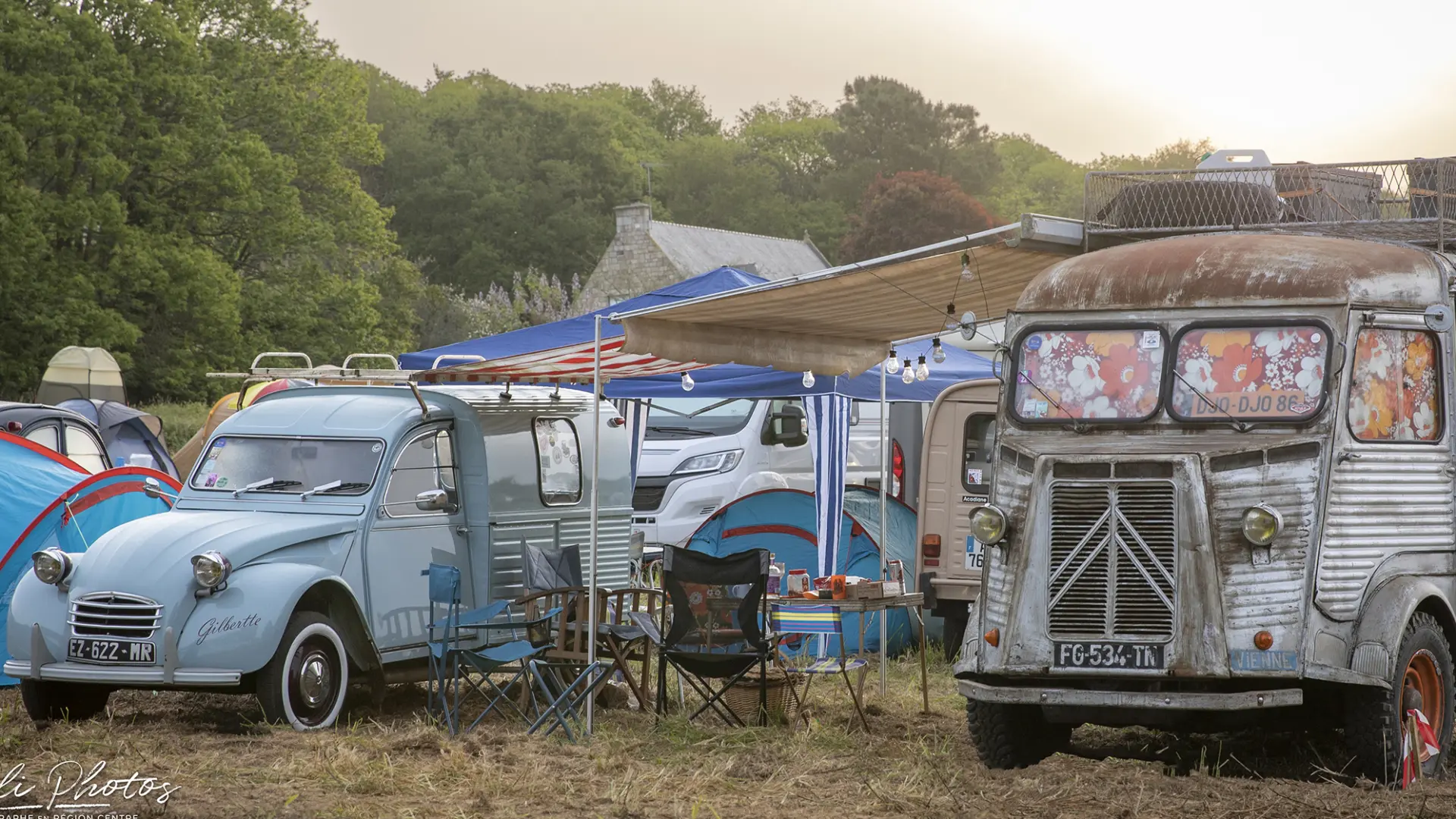 Camping lors d'un rassemblement de 2cv : tente, 2cv, petit camion à l'époque d'autre fois