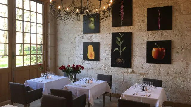 Table de restaurant avec lustre au dessus