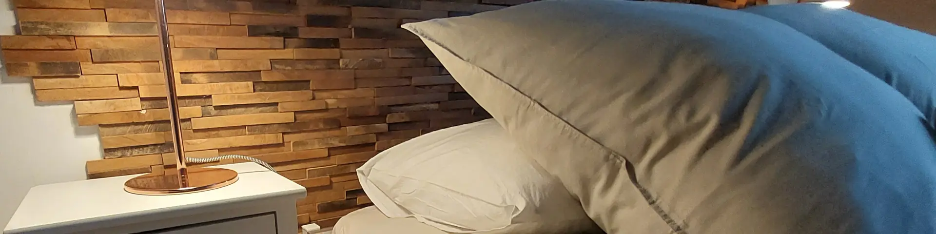 Zoom sur une tête de lit avec lampe de chevet