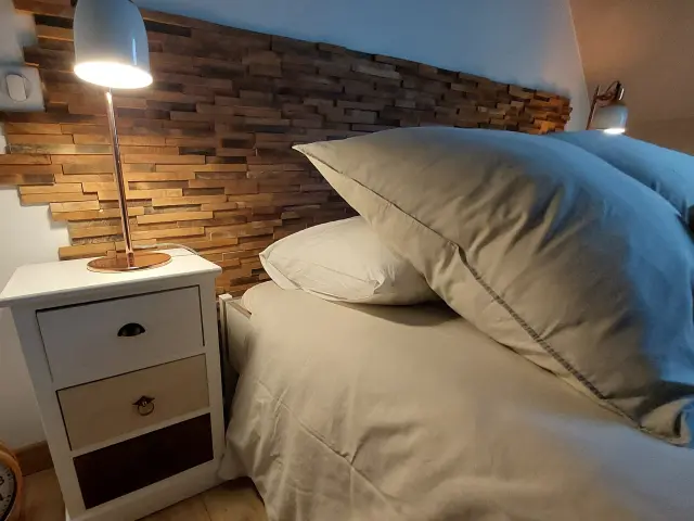 Zoom sur une tête de lit avec lampe de chevet