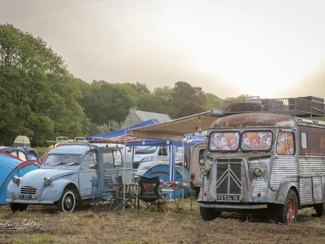 Camping lors d'un rassemblement de 2cv : tente, 2cv, petit camion à l'époque d'autre fois