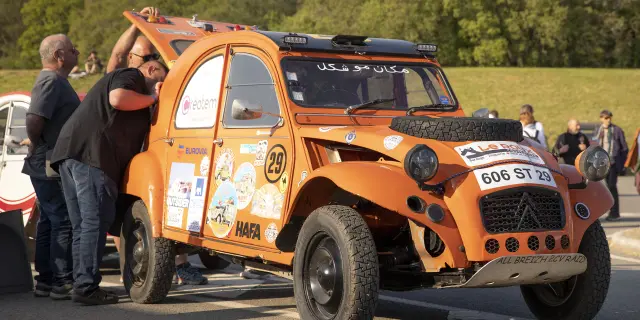 2CV orange avec personnes avec le coffre ouvert