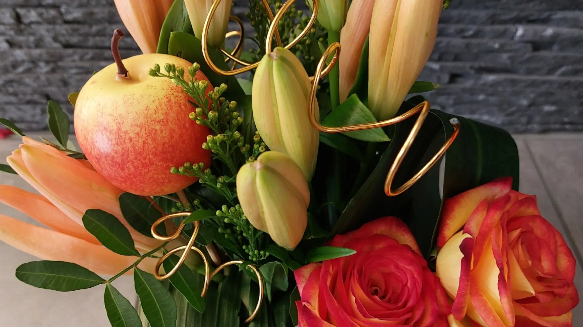 Bouquet de fleurs dans les tons orangés