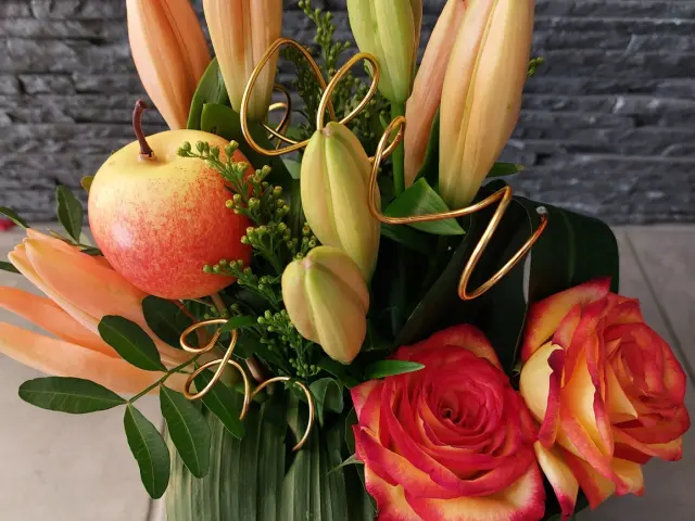 Bouquet de fleurs dans les tons orangés