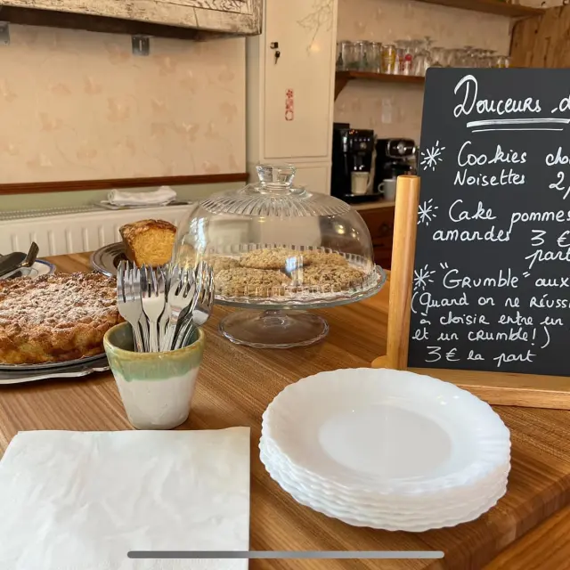 Table avec dessus des gâteaux cuillères.. tel un gôuter