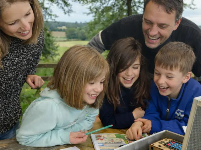 Famille jouant avec la mallette Randoland Pâques
