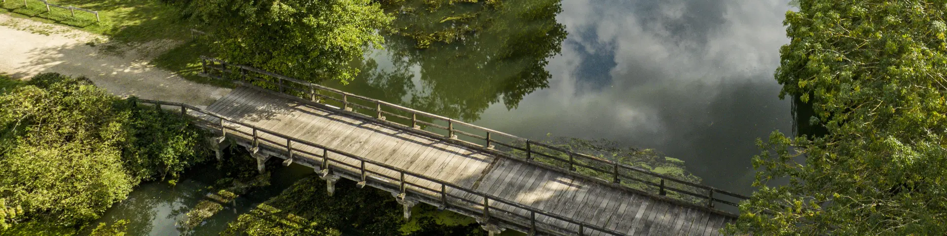 Vue aérienne d'un pont sur la rivière le Loir avec arbres aux environs