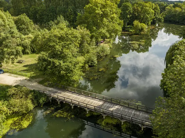 Vue aérienne d'un pont sur la rivière le Loir avec arbres aux environs