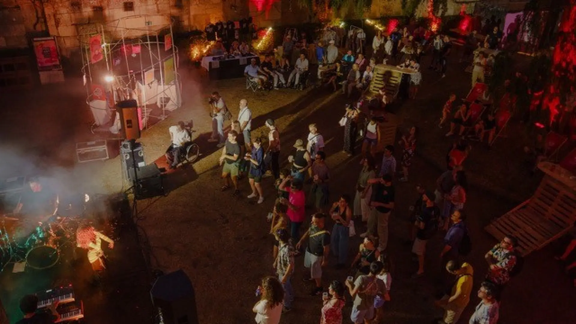 Groupe de musiciens de nuit avec foule devant