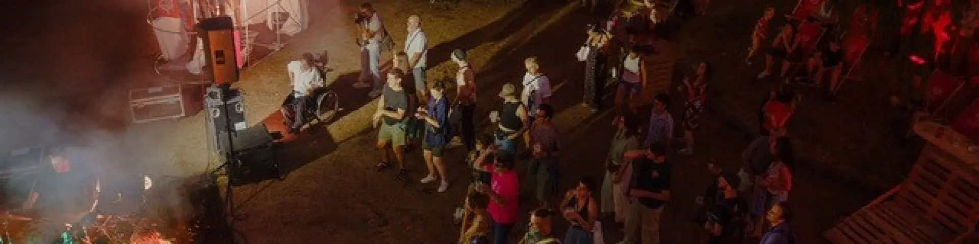 Groupe de musiciens de nuit avec foule devant