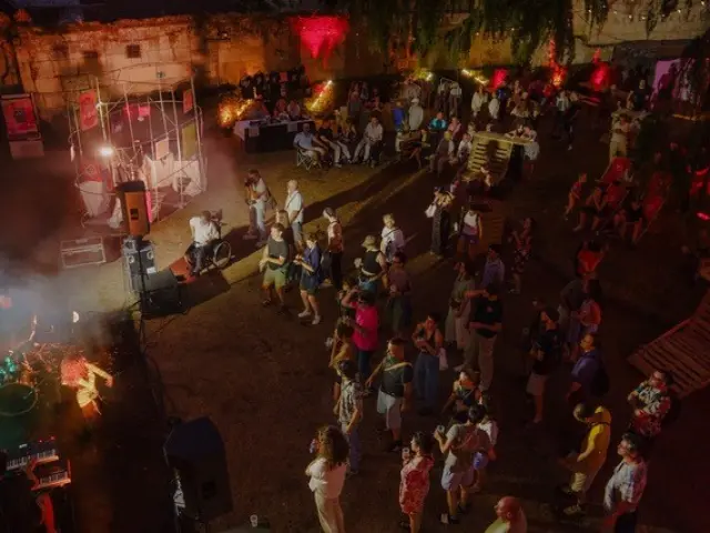 Groupe de musiciens de nuit avec foule devant