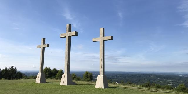 Les croix du Puy de Sarran - Vue sur les Monédières/ vallée de la Corrèze