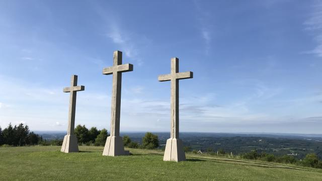 Les croix du Puy de Sarran - Vue sur les Monédières/ vallée de la Corrèze