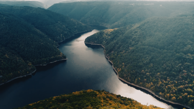 Vue sur les Gorges de la Dordogne en drone - Marcillac-la-Croisille