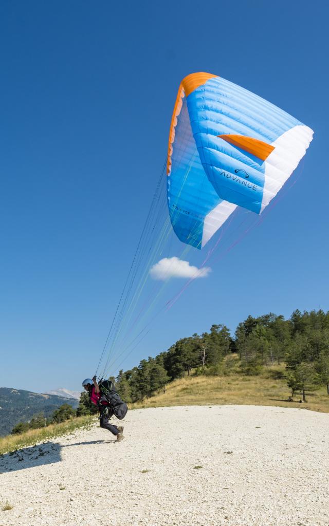 Parapente, lac de Castillon dans les Alpes de Haute Provence, au coeur du Parc Naturel Régional du Verdon
