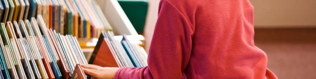 Petite fille à la bibliothèque