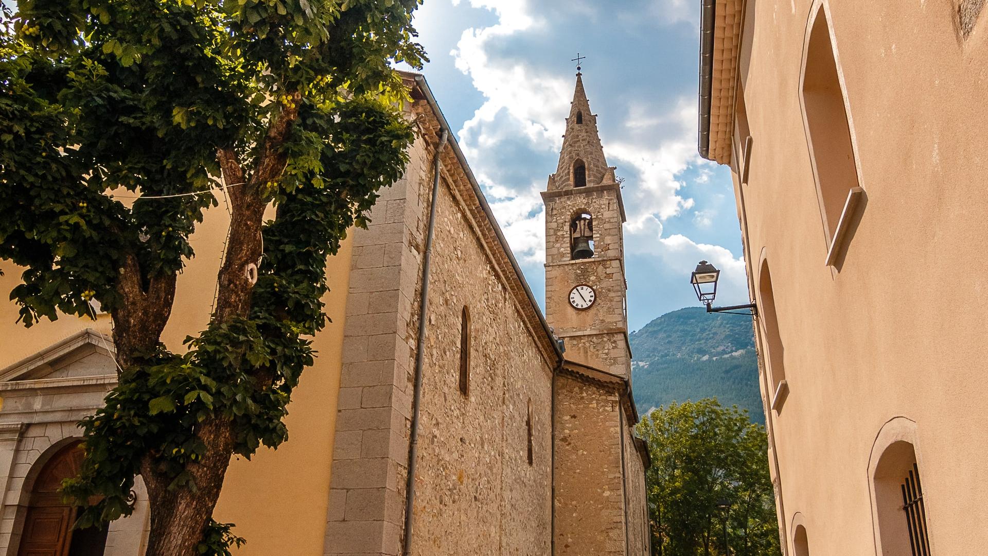 Place de l'église Saint-André-les-Alpes