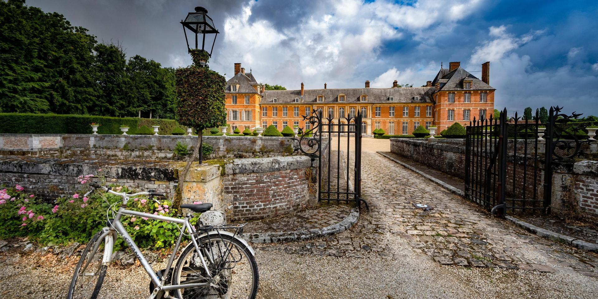 Château d_Heudicourt - bicycle © JF Lange ADT de l_Eure