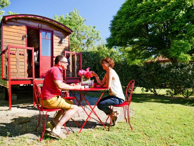 Déjeuner devant la roulotte