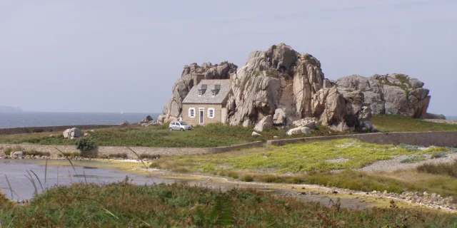 Bretagne Plougrescant : la célèbre maison entre les deux rochers de Castel Meur