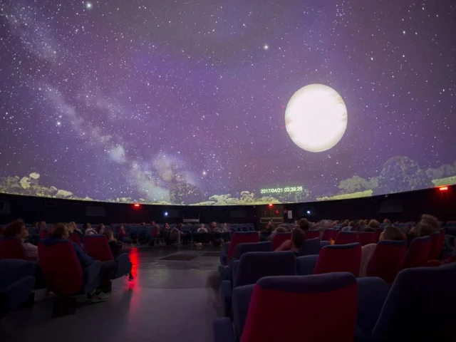 Pleumeur Bodou Parc Du Radome Salle Planetarium De Bretagne Reduite