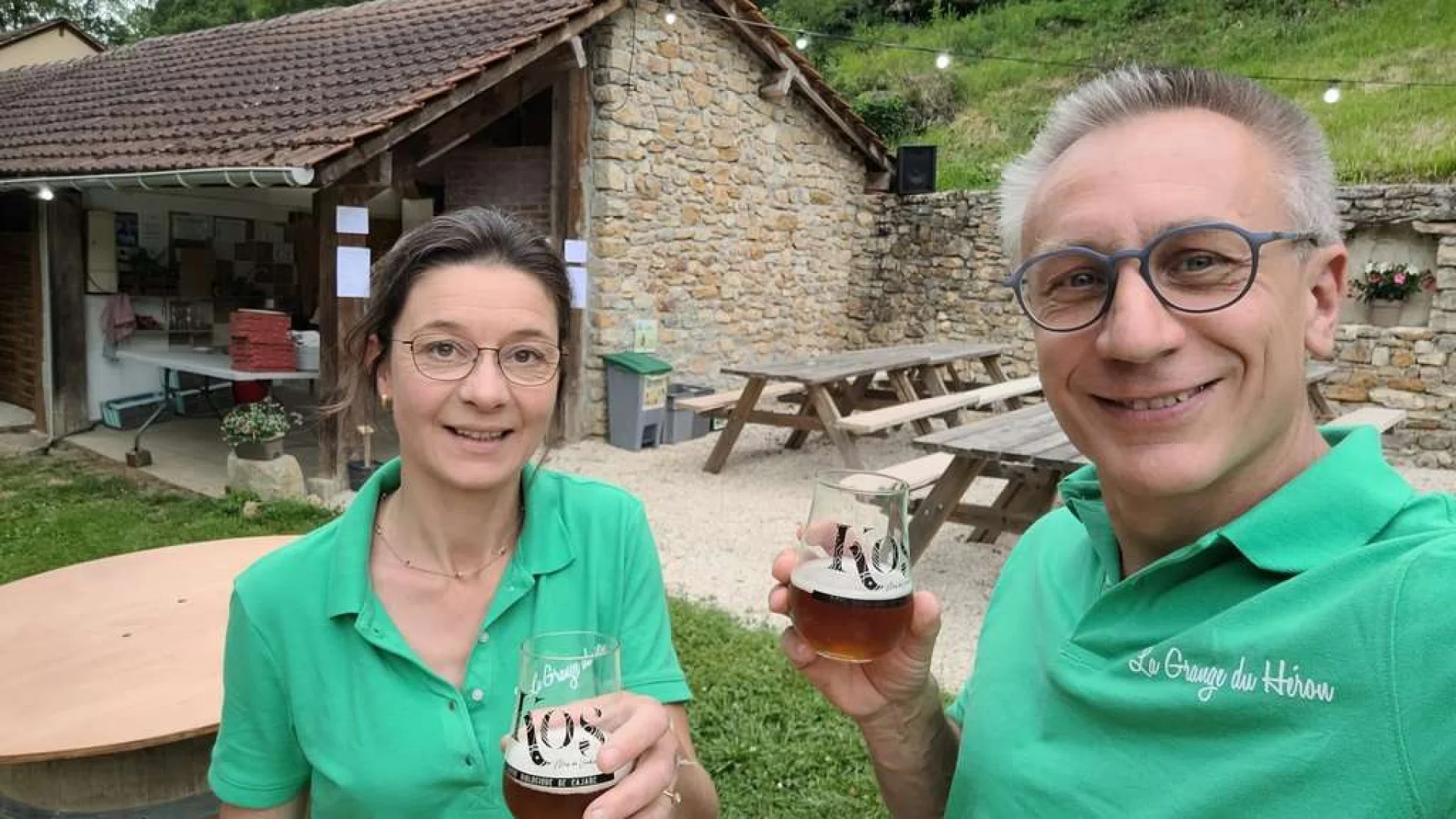 Dorp De Gites Grange Du Heron Aveyron 02 Portait Hotes Sophie Et Edouard