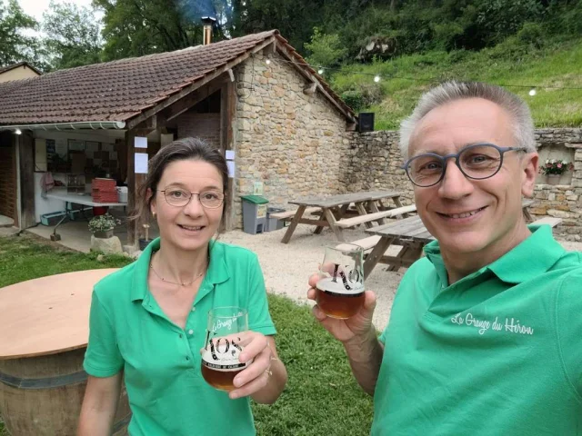 Dorp De Gites Grange Du Heron Aveyron 02 Portait Hotes Sophie Et Edouard