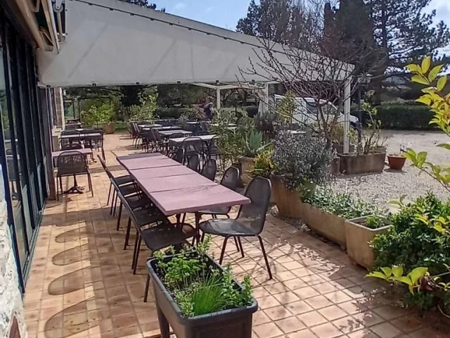 Villagedegites Lafermecouderc Formaat 9 16e 02 Terrasse Reduite