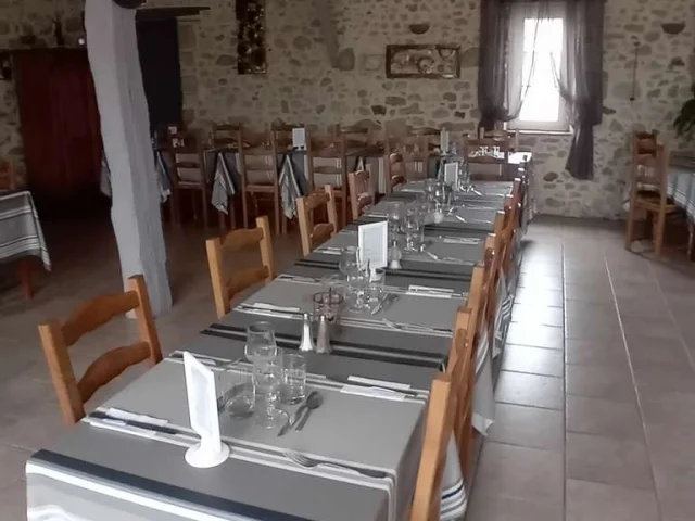 Villagedegites Lafermecouderc Formaat 9 16e 05 Salle Commune Meal Reduite Groep