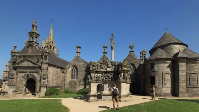 Reserver Gite Location Vacances Gites Finistere Eglise Enclos Croix Patrimoine Religieux Bretagne Visiter
