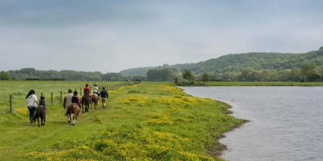 Randonnee A Cheval Balades A Poney Pour Les Enfants Pendant Les Vacances En Village De Gites Dans La Somme En Hauts De France
