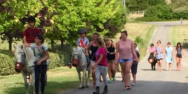 Randonnee A Cheval Balades A Poney Pour Les Enfants Pendant Les Vacances En Village De Gites En Dordogne