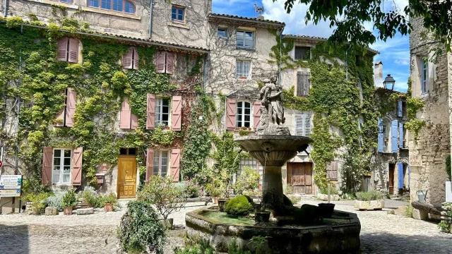 Location Vacances En Provence Visiter Vaucluse Saignon Village Place Fontaine 2