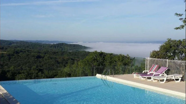 Gite Avec Piscine Village De Gites Les Compouzines A Lascaux En Dordogne