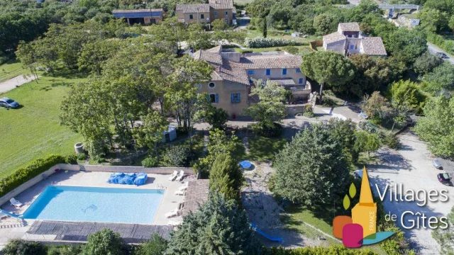 Gite Avec Piscine Village De Gites La Bastide De La Peyroliere Residence De Vacances Dans Le Vaucluse