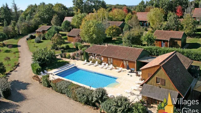 Gite Avec Piscine Village De Gites Le Hameau Des Laurieres En Dordogne