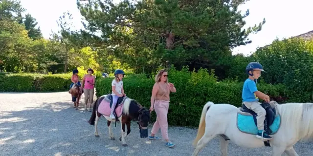 Randonnee A Cheval Balades A Poney Pour Les Enfants Pendant Les Vacances Au Village De Gites La Ferme Couderc Dans Le Lot Et Garonne