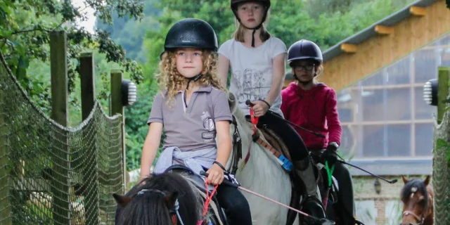 Randonnee A Cheval Balades A Poney Pour Les Enfants Pendant Les Vacances Au Village De Gites Le Domaine Du Lieu Dieu Dans La Somme Hauts De France