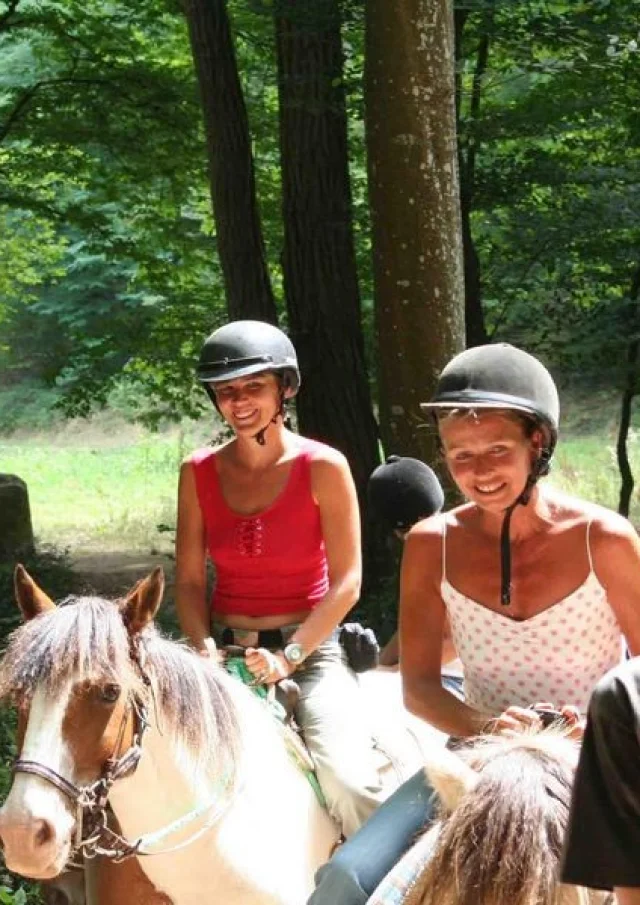 Randonnee A Cheval Balades A Poney Pour Les Enfants Pendant Les Vacances Au Village De Gites De Gavaudun Dans Le Lot Et Garonne