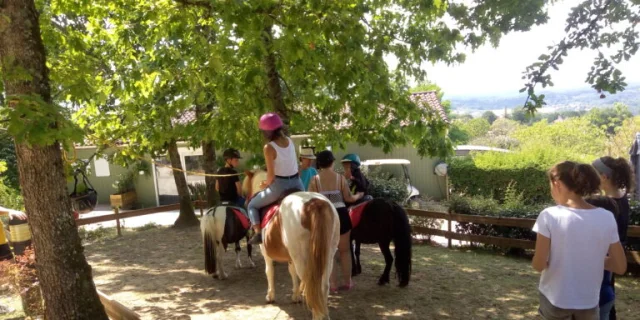 Randonnee A Cheval Balades Poney Enfants Villages De Gites Equestres Ventoulines Dordogne