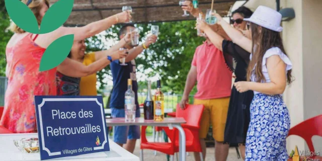 Vacaciones Con Amigos O En Grupo Pueblos Rurales En Francia