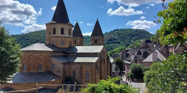 Location De Vacances En Aveyron Aveyron Conques Vue Village
