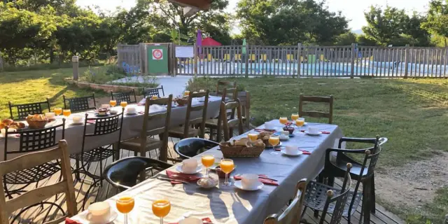 Location De Vacances En Aveyron Villages De Gites Accueil Groupe Repas Exterieur Aveyron La Cascade