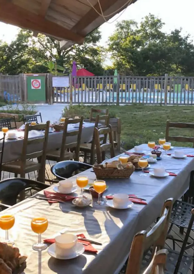 Location De Vacances En Aveyron Villages De Gites Accueil Groupe Repas Exterieur Aveyron La Cascade