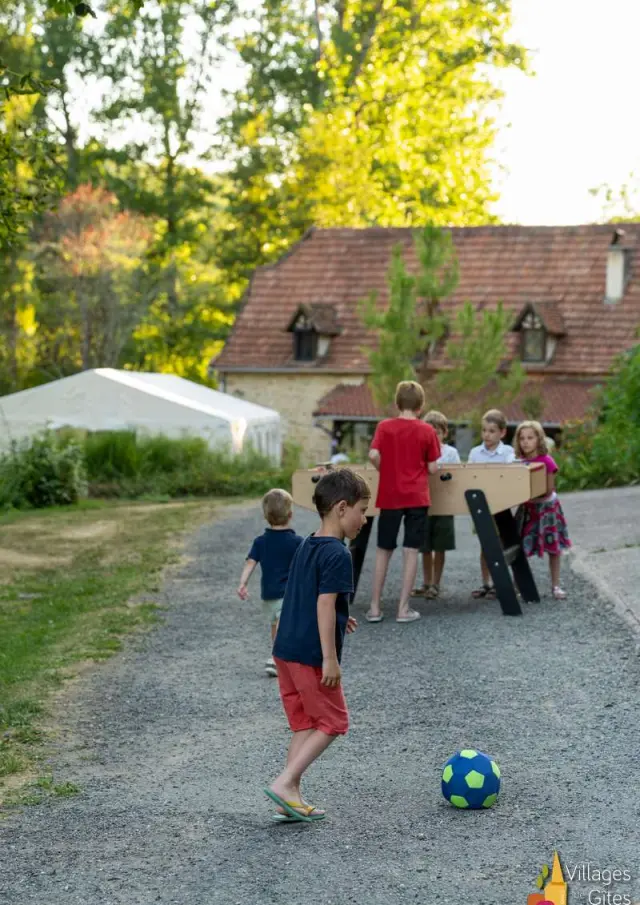 Location Gite Vacances En Aveyron Village De Gites Grange Du Heron Vacances Dans Laveyron 12 Ballon Enfants Activites Jeux Dehors