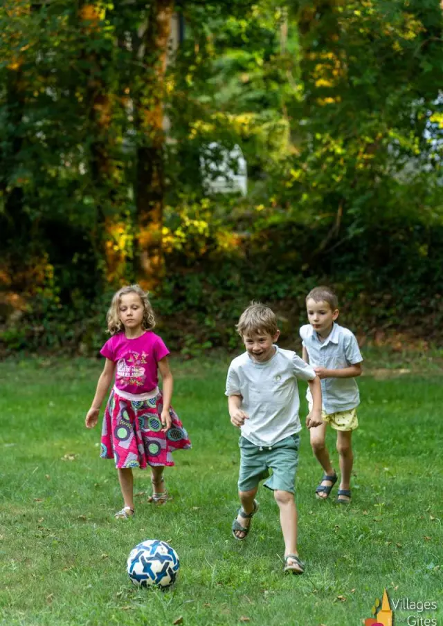 Location Gite Vacances En Aveyron Village De Gites Grange Du Heron Vacances Dans Laveyron 12 Enfants Foot Ballon Jeux Activite Dehors